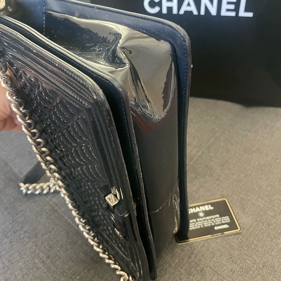 Chanel dark blue boy bag in patent leather - Picture 7 of 8